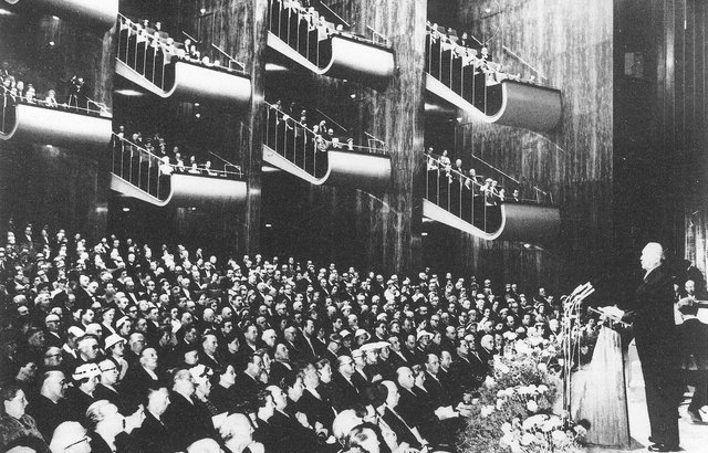 Konrad Adenauer bei Eröffnung des Opernhauses